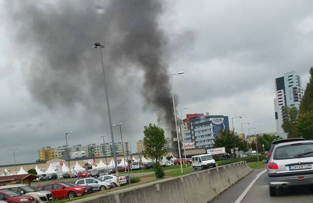 Foto: Aktuálne, pri Kauflande horí osobné auto
