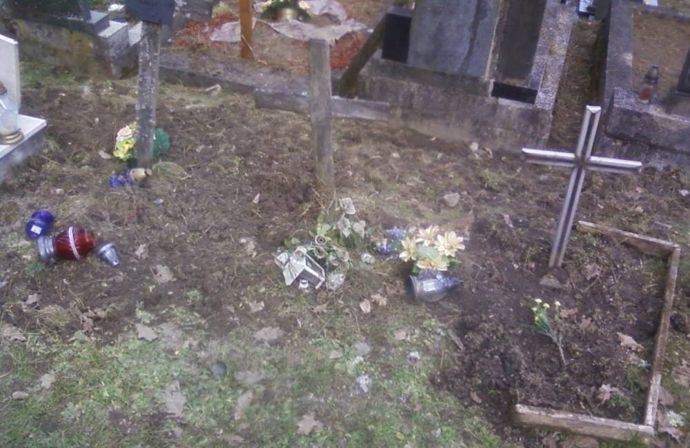 Foto: Diviaky pri Hájiku sa opäť ozvali - poničili hroby na Novom cintoríne