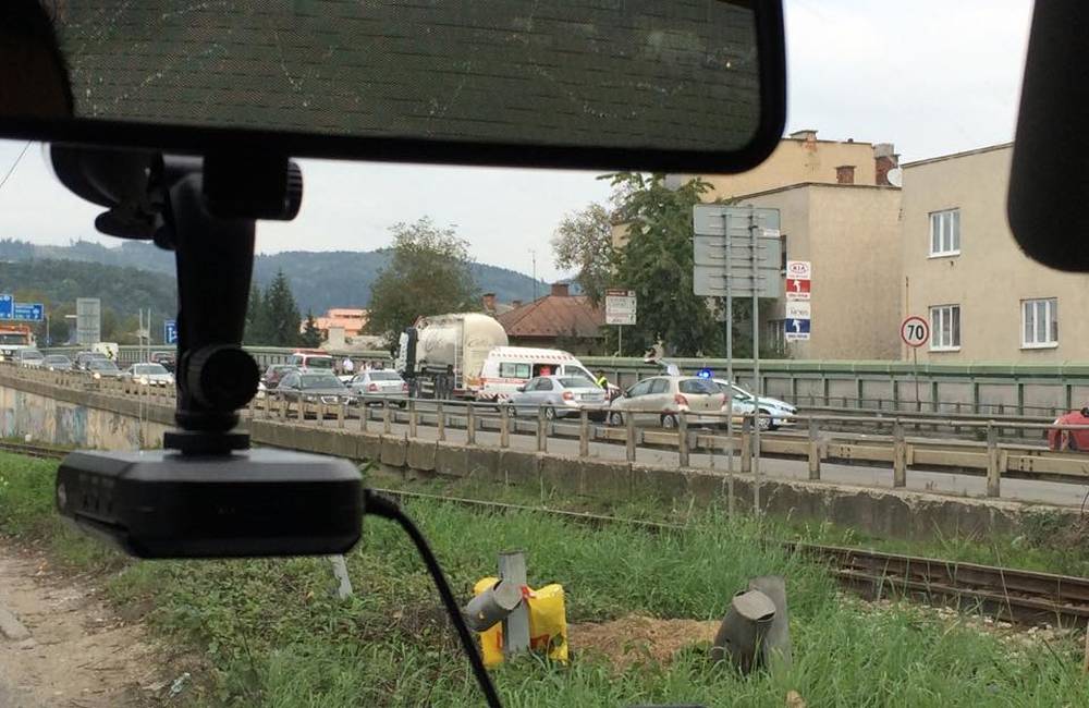 Foto: Dopravná nehoda na estakáde v smere z Rondla na Bratislavu