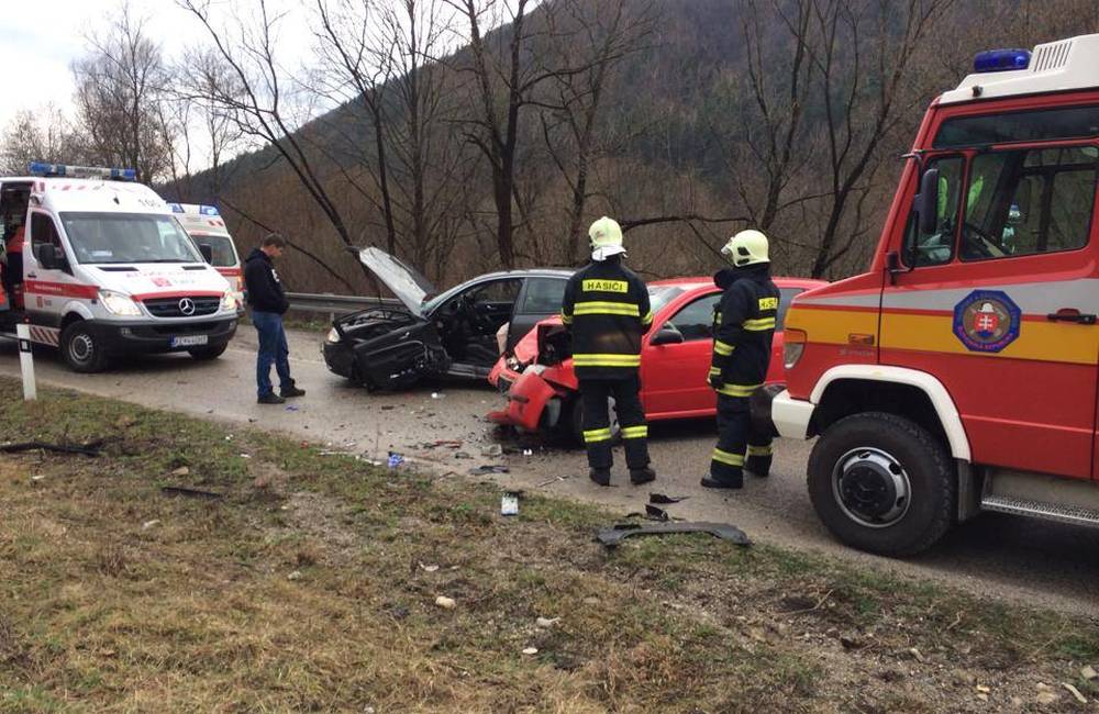 Foto: Dopravná nehoda v Belej pri Žiline - vinníka nehody museli vystrihávať