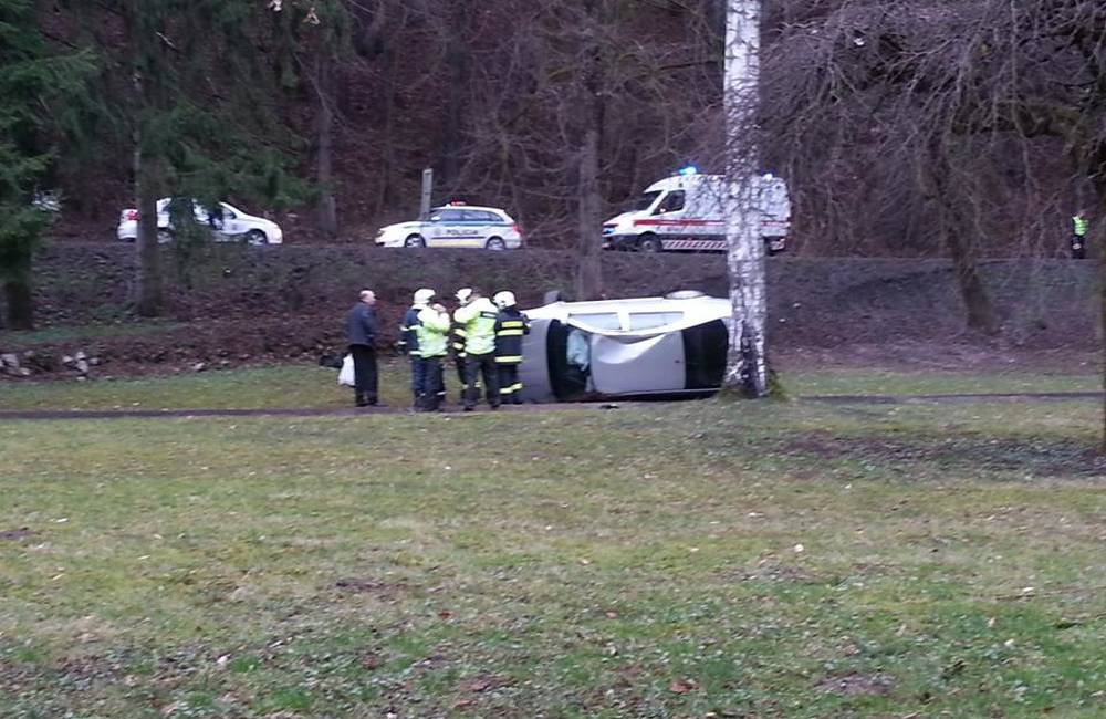 Foto: Dopravná nehoda v Rajeckých Tepliciach - auto skončilo v parku pri ceste