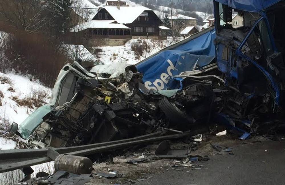 Foto: Dopravnú situáciu pri Čadci skomplikovala vážna nehoda dvoch nákladných vozidiel
