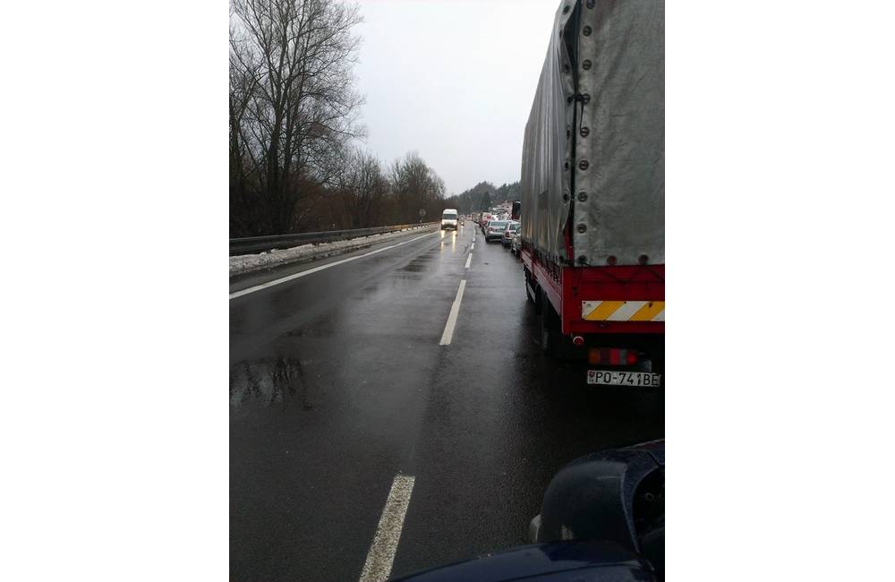 Foto: Video: Kolóny kamiónov na Kysuciach - hraničný priechod Svrčinovec je neprejazdný