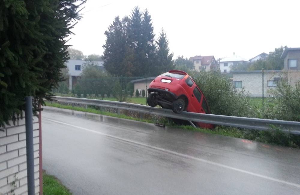 Foto: Kuriózna nehoda v mestskej časti Rosinky, vodič skončil na zvodidlách