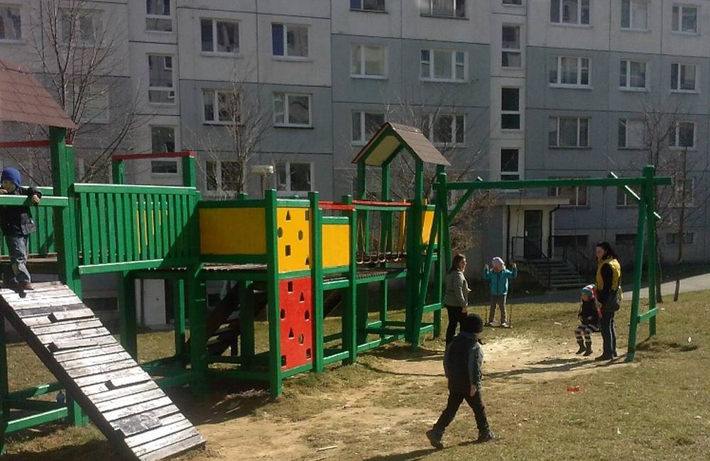 Foto: Mesto opraví detské ihriská a lavičky, ktoré zničila zima aj vandali