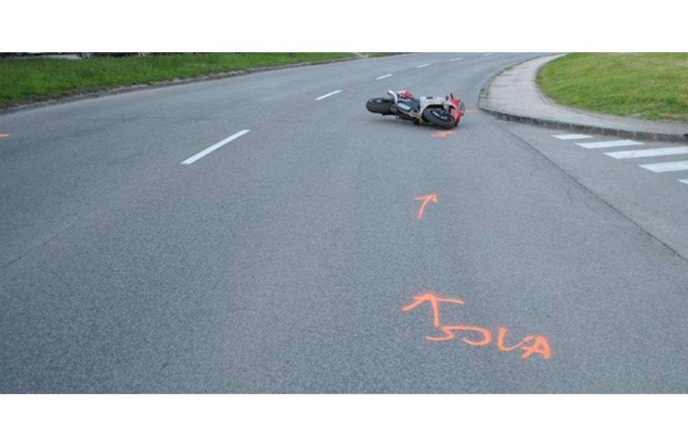 Foto: Motocyklista zrazil na sídlisku Vlčince chodkyňu, pomôžte nájsť svedkov nehody!
