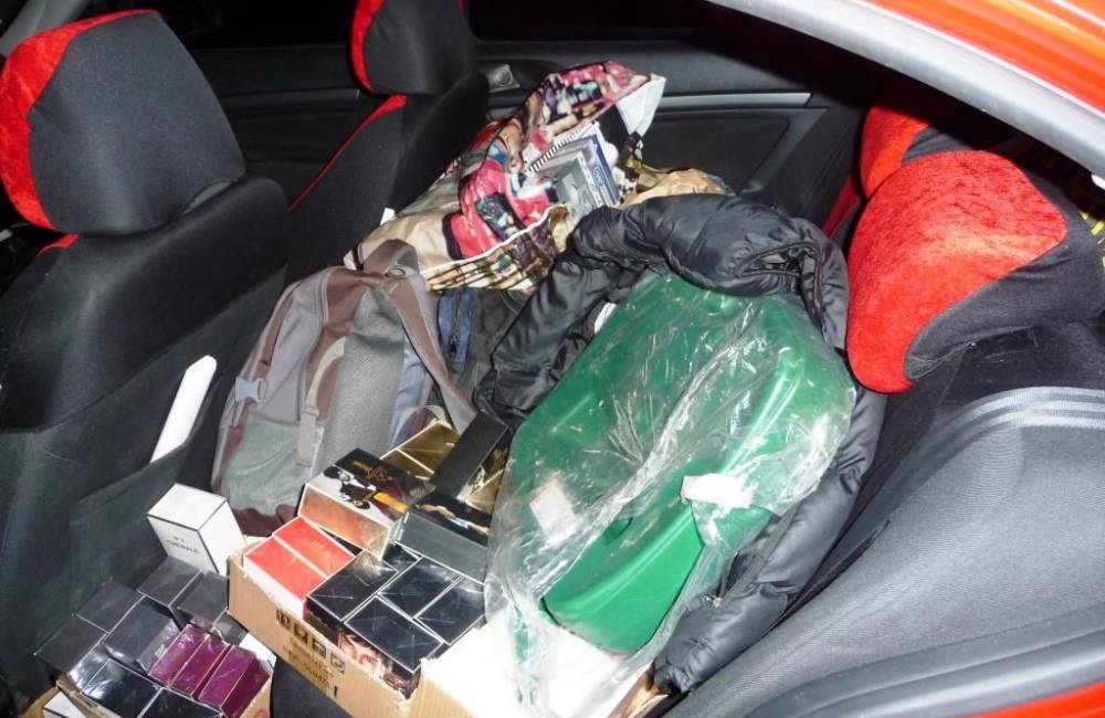 Muž prevážal falošné parfumy, vo vozidle mal 108 kusov falzifikátov