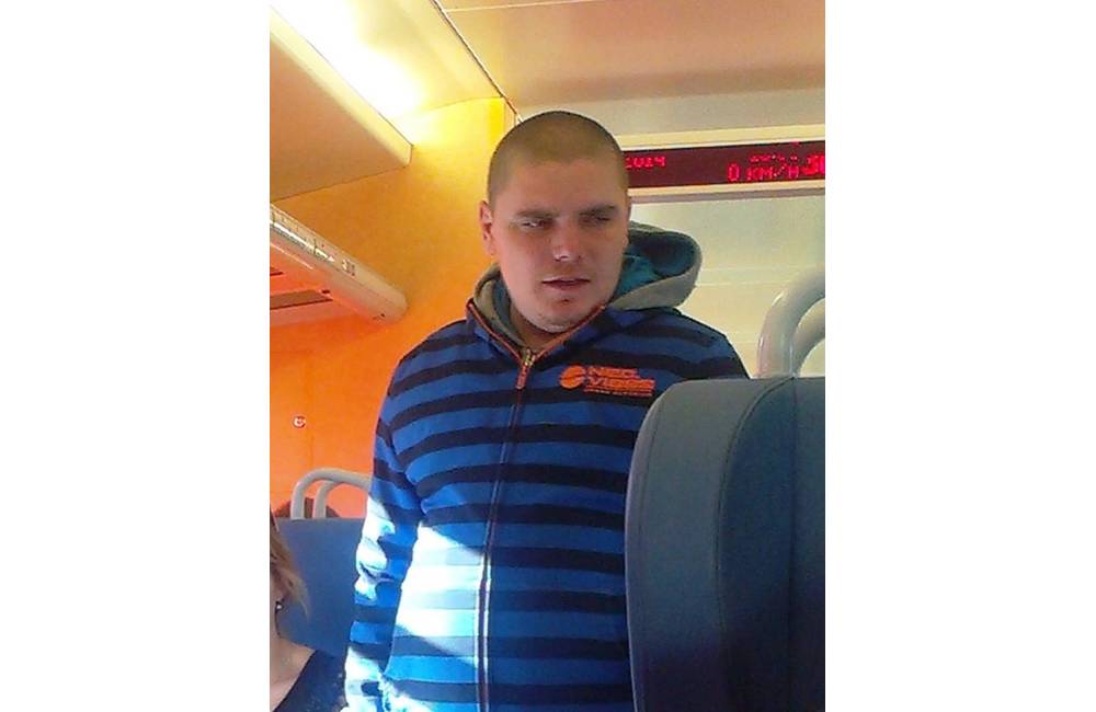 Foto: Muž vo vlaku okráda ľudí pomocou klamstva!