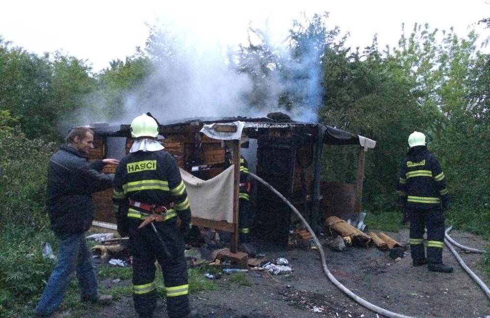 Foto: Mužovi bez domova niekto podpálil jeho skromný príbytok