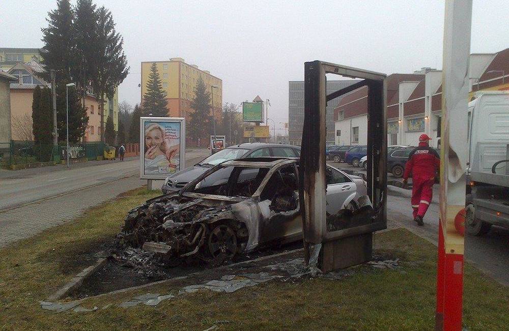 Foto: Na Hlinách nadránom zhorelo auto