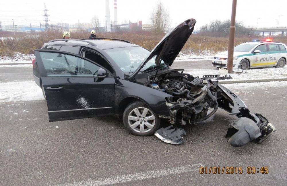 Foto: Vodič na Nový rok spôsobil dopravnú nehodu pod vplyvom alkoholu. Nafúkal 2,10 promile