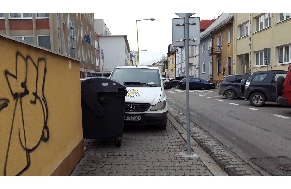 Foto: Na ulici Andreja Kmeťa majú problém s parkovaním. Autá pravidelne blokujú chodník