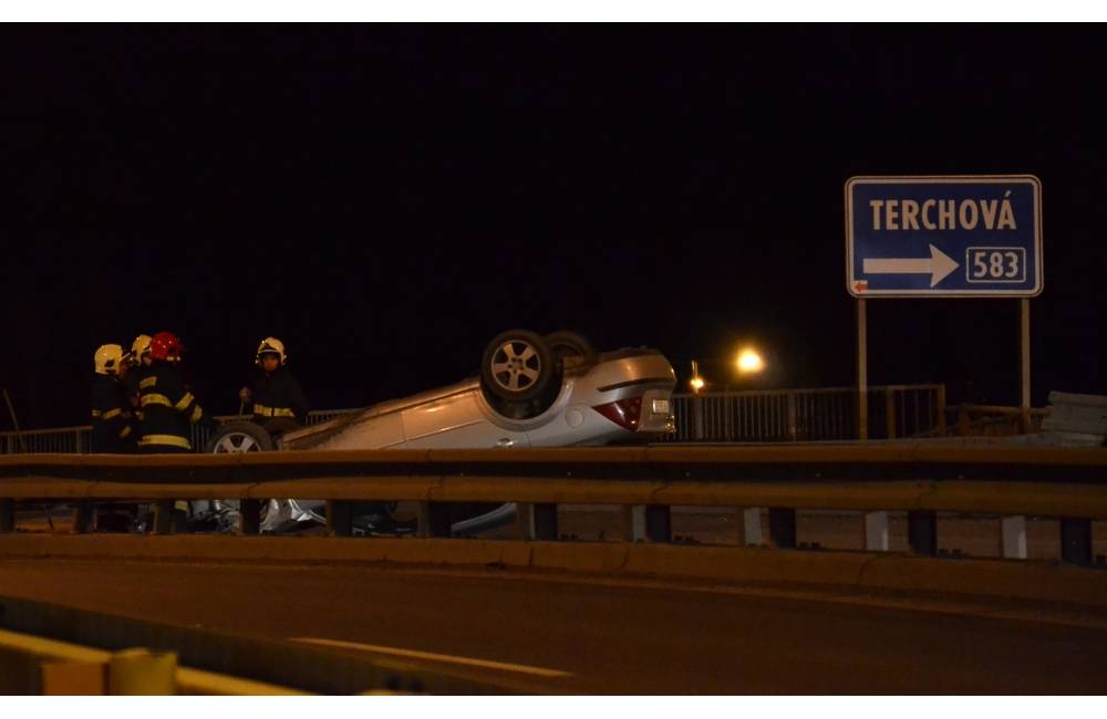 Foto: Nehoda na Štedrý deň, auto skončilo na streche