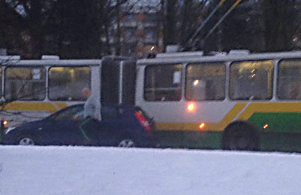 Foto: Nezodpovedný vodič parkovaním zablokoval 7 trolejbusov a ochromil časť MHD