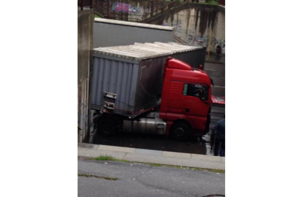 Foto: Podgurážený kamionista spôsobil dopravnú nehodu a ušiel