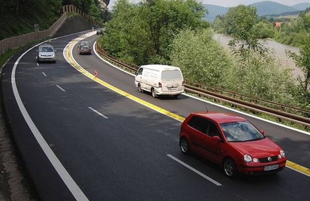 Foto: Pozor, dnes budú asfaltovať cestu pod Starým hradom pri Strečne