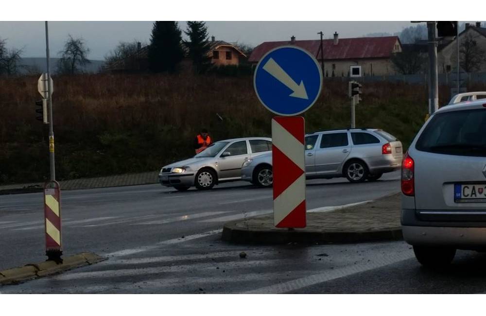 Foto: Pre dopravnú nehodu sa na Rajeckej ceste tvoria kolóny