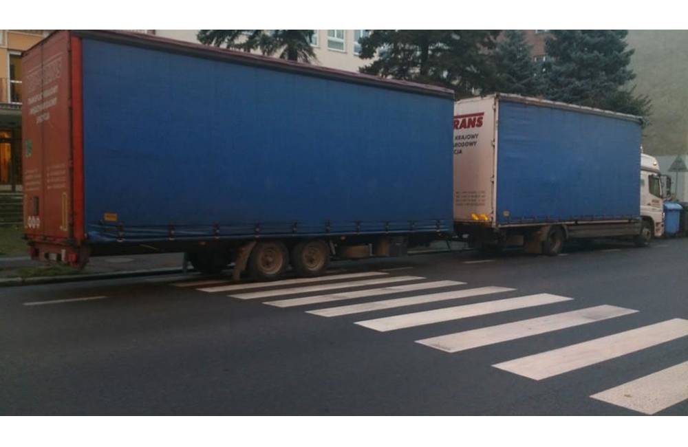 Foto: Pre zaparkovaný kamión na priechode pre chodcov na Veľkej okružnej došlo k nehode