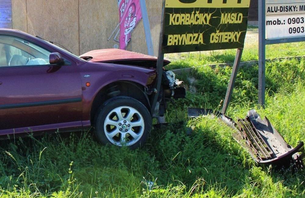 Foto: Pri predchádzaní si vodička nevšimla odbočujúce auto, skončila mimo cestu