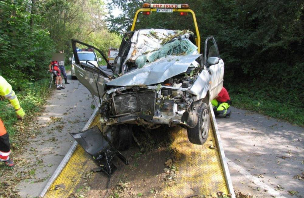Foto: Pri Sučanoch zahynul 24-ročný vodič po náraze do stromov