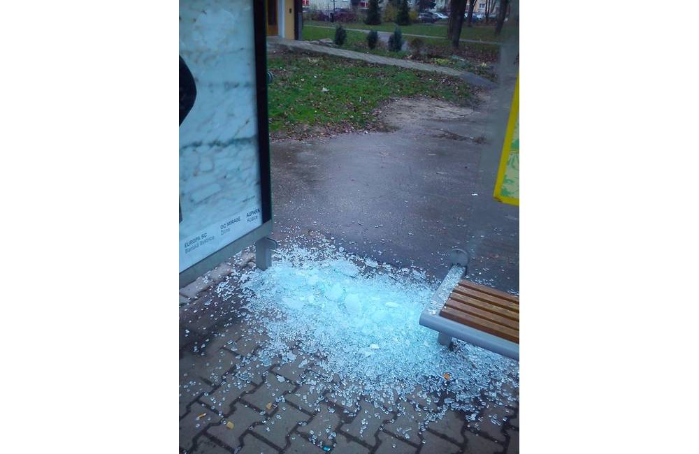 Foto: Rozbité sklo ako dôsledok vandalizmu