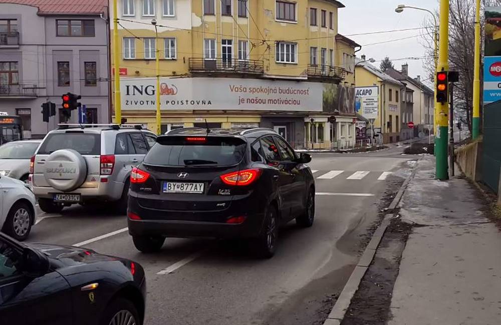 Foto: Semafor na ulici Hviezdoslavova upozorňuje vodičov na koniec zelenej