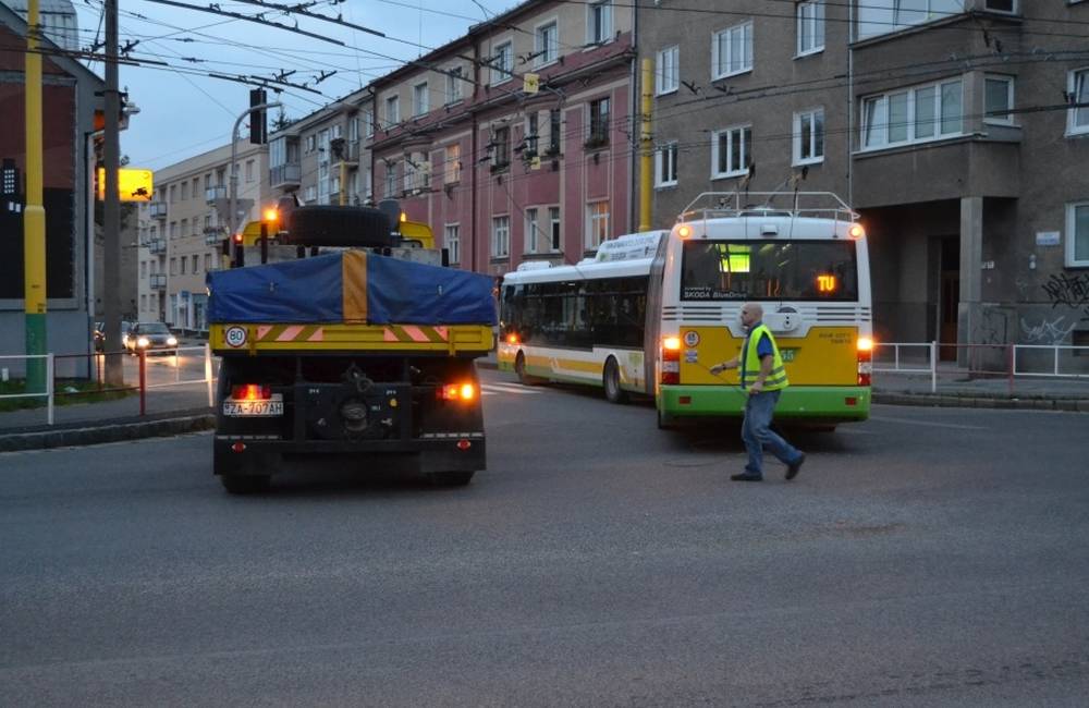Foto: Spadnuté lano z vedenia odstavilo trolejbusovú dopravu v centre mesta