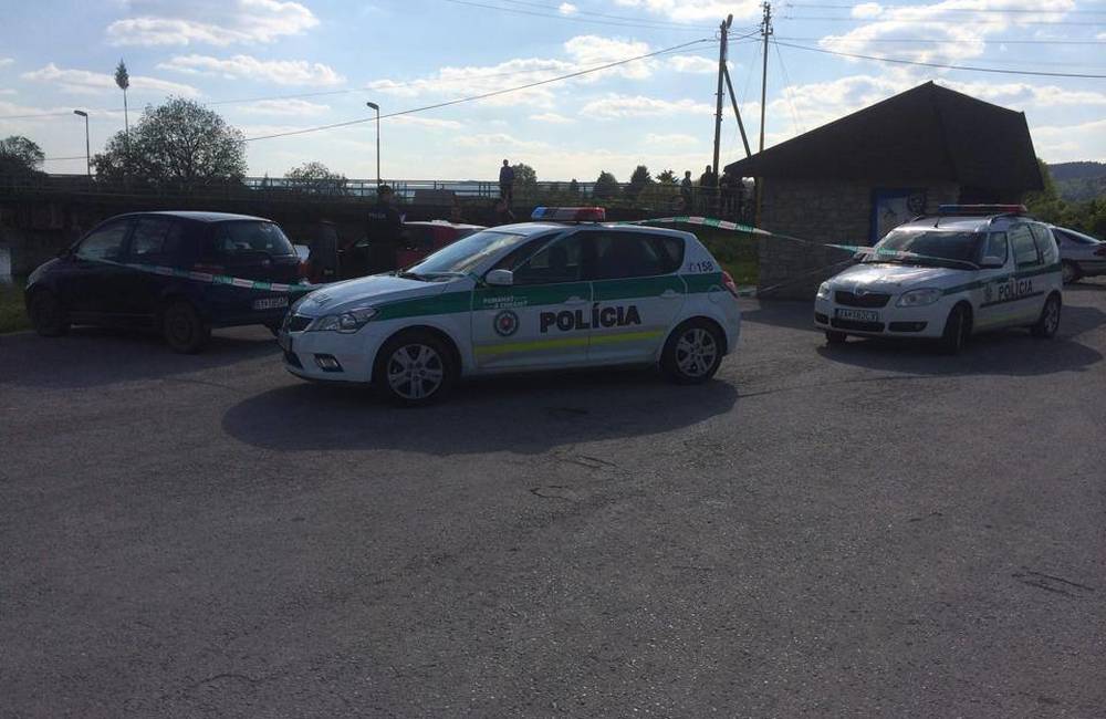 Foto: V zaparkovanom vozidle našli mŕtveho muža