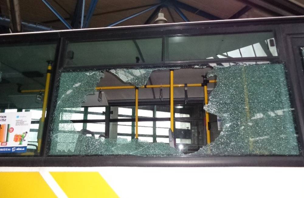 Foto: Vandali rozbili sklá na autobuse, škoda je 2000 eur