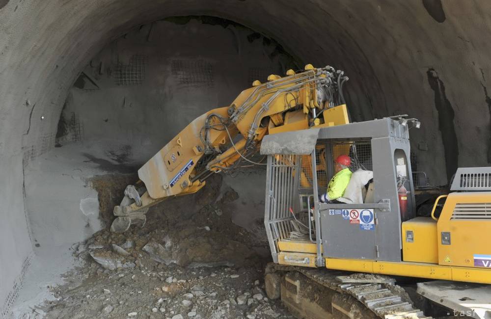 Foto: Vo štvrtok 30.októbra začali raziť tunel Svrčinovec na diaľnici D3