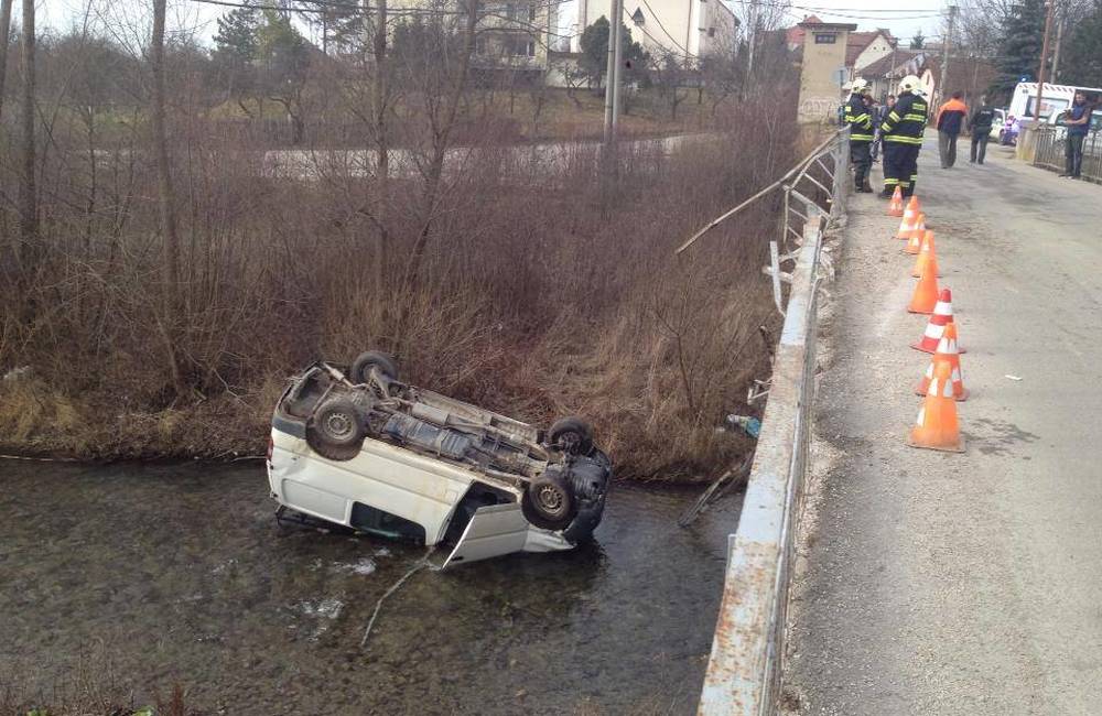 Foto: Vo Varíne spadlo auto z mosta do rieky