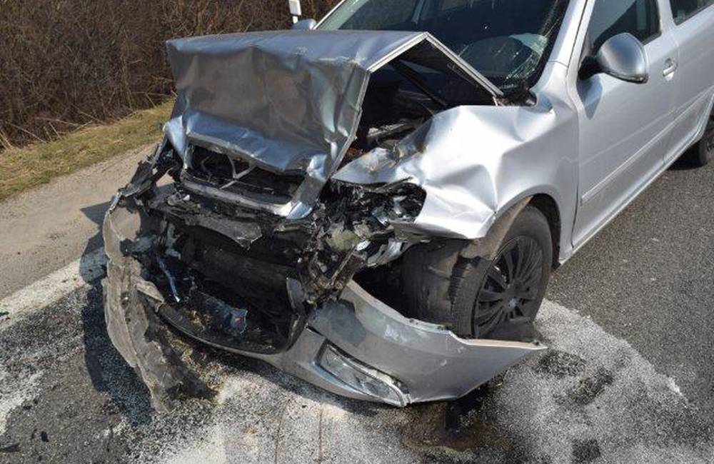 Foto: Vodič prešiel s autom do protismeru, celková škoda 16 tisíc eur