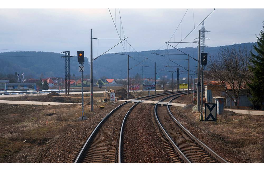 Vybrané vlaky na trati Žilina - Trenčín budú mať počas marca výluku