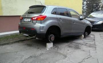 Na Hlinách 5 zlodeji ukradli disky spolu s pneumatikami