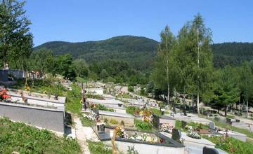 Dôchodca si kúpil hrobové miesto, cez neho má však viesť cesta