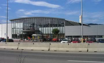 V nákupnom centre zomrel 3-ročný chlapec, ktorého zasypali drevené hranoly