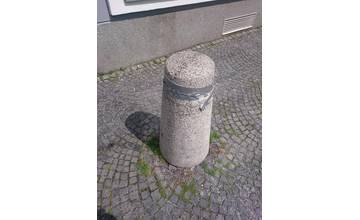 Kuriózny prípad! Betónový stĺpik opravili lepidlom a lepiacou páskou