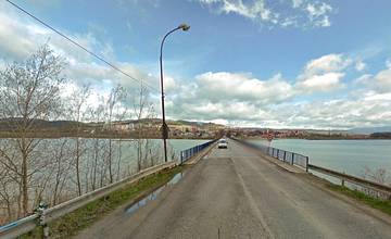 Muž skočil do rieky, pomoc mu podali občania aj policajti