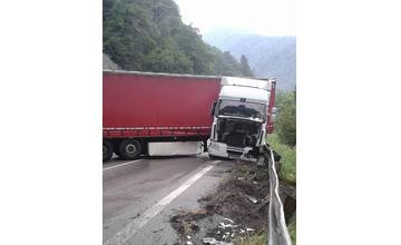 Pod Strečnom sa stala ďalšia nehoda, kamión sa skrížil cez celú cestu