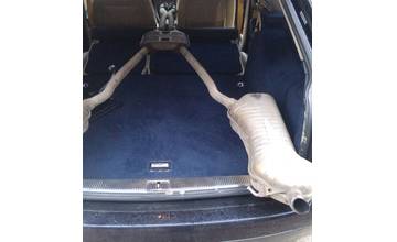 Vychádzal s autom z parkoviska pri nemocnici a na trčiacom kuse železa odtrhol výfuk