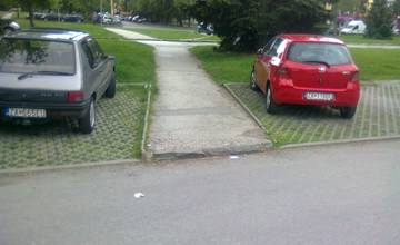 Mesto hospodári s nadbytkom, poslanci odhlasovali opravu chodníkov