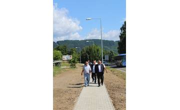 Na Rosinskej ceste dnes oficiálne sprístupnili druhú etapu novovybudovaného chodníka