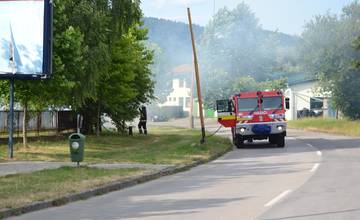 Počas tepla zaobchádzajte s ohňom opatrne. Práve horí suchá tráva na Vlčincoch