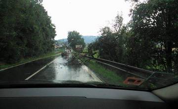 Pozor na ceste cez Bytčicu, na ceste je spadnutý strom