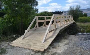 Zničený most cez potok Rosinka, ktorý spája Vlčince a Trnové konečne opravili