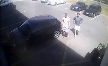 Mladíci nabúrali a z miesta odišli, polícia po nich pátra. Nepoznáte ich?