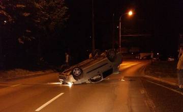 Aktuálne! Na Smrekovej ulici skončilo auto na streche