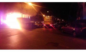 Cez noc vyčíňali vandali - požiar aj posprejované auto