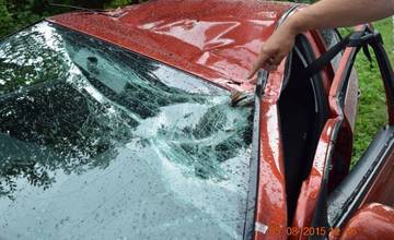 Pri Námestove spadol za hustého dažďa počas jazdy na auto strom. Vodič je ťažko zranený