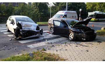 Na Tajovského ulici sa ráno zrazili dve autá. Zranili sa 3 osoby